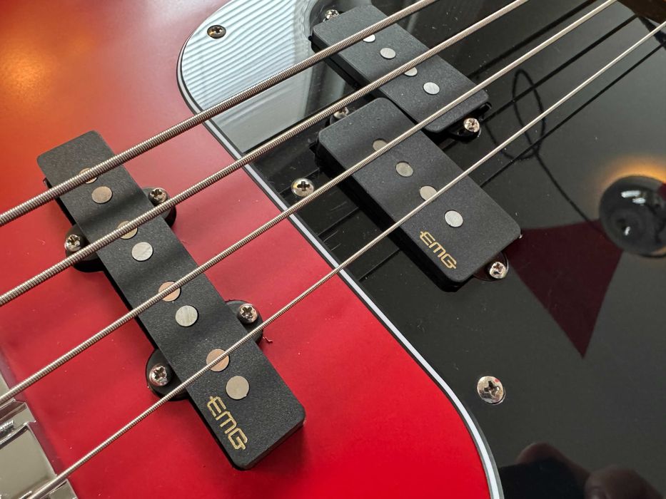 Bas Squier by Fender Precission Bass 40th Anniversary (EMG, High Mass)