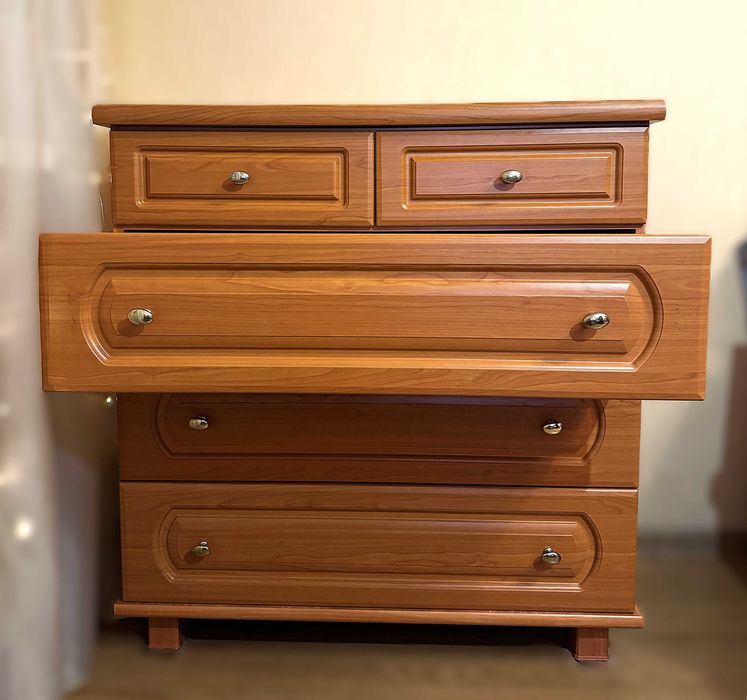 Комод з шухлядами