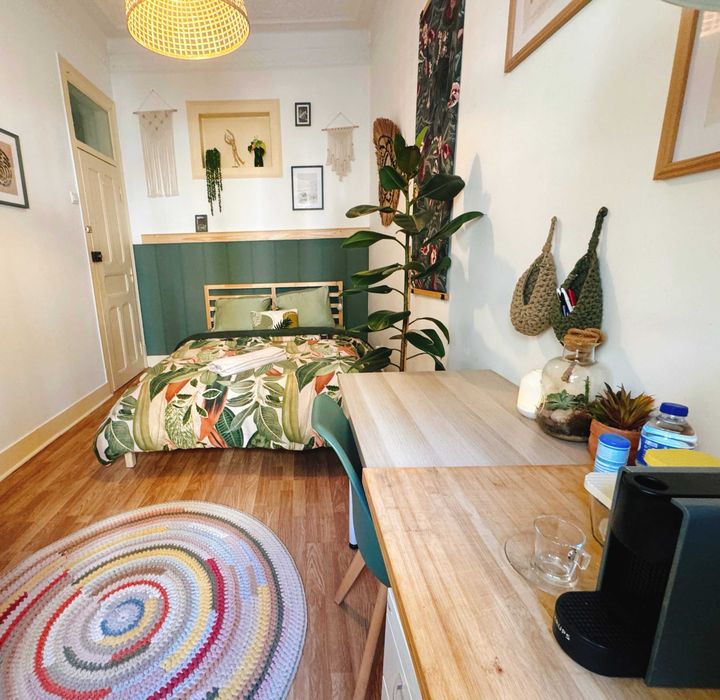 Vendo Mobílias de Quartos completa (cama, colchão, mesas, Roupeiros, arrumação). Como novo em Airbnb