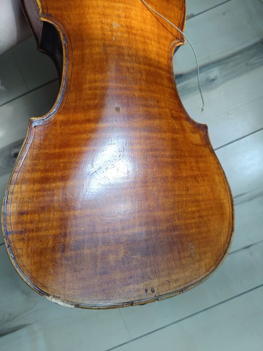 Unikatowe skrzypce z 1759 roku – włoskie pochodzenie, przed renowacją