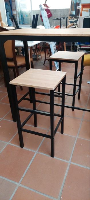 Mesa alta com bancos