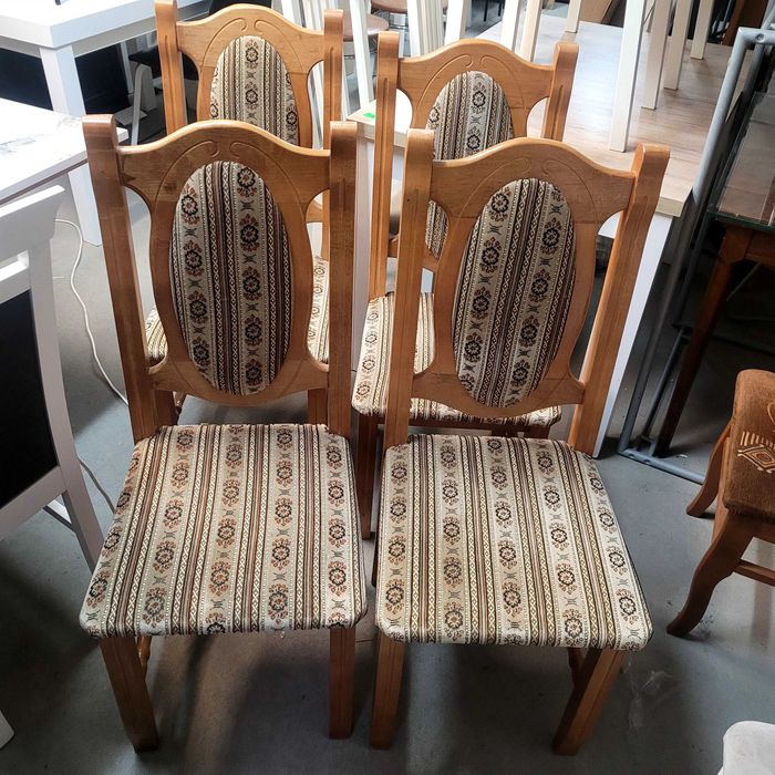 Krzesła w asortymencie. Możliwy transport