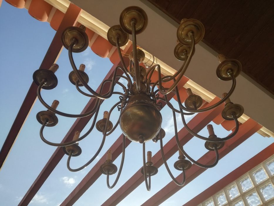 Candeeiro latão dourado de 18 braços.