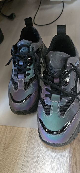 Dinozaur i Sneakersy odblaskowe holograficzne cropp
