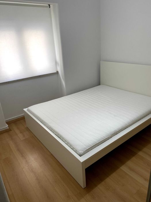 Cama em excelente estado, sem marcas ou danos
