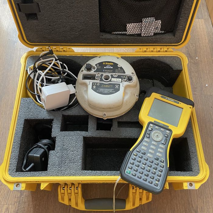 GPS приймач RTK GNSS TRIMBLE R8 5800 контроллер TRIMBLE TSC2