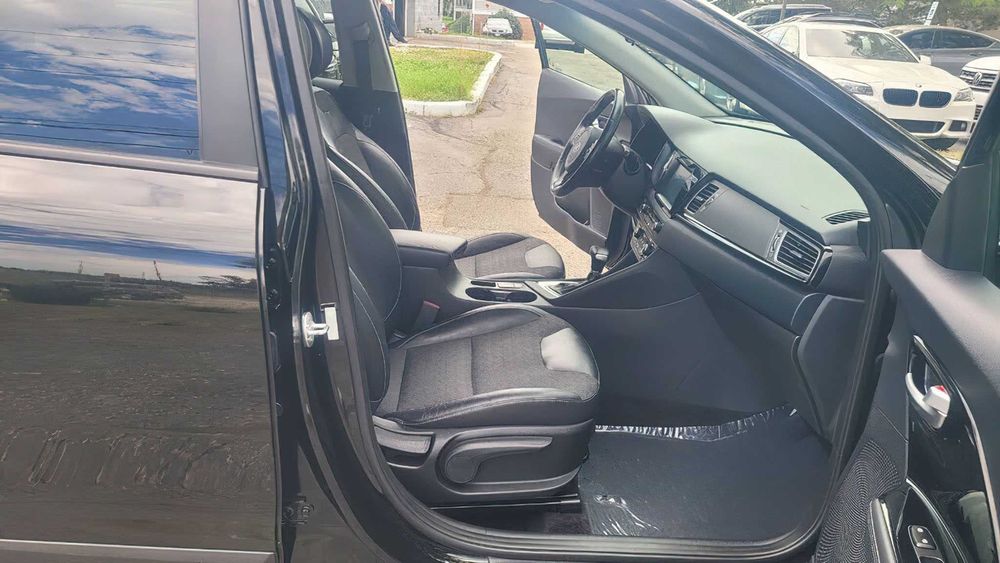 Kia Niro EX      2017