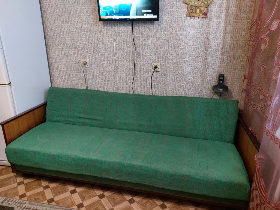 Подарую  диван б/в