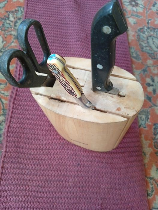 Продам подставку для ножей и хлебницу.