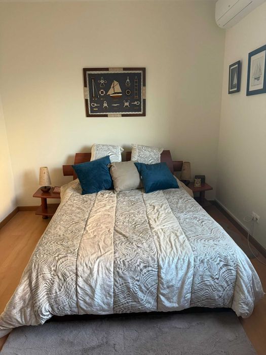 Cama de casal com mesinhas cabeceira e colchão em ótimo estado