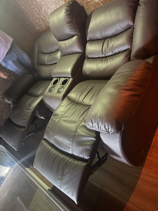 Шкіряний диван -реклайнер електропривід