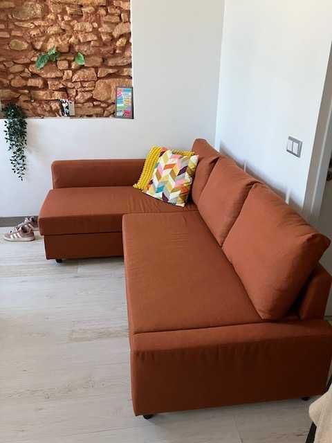 Um sofá que também serve de sofá-cama + espaço de arrumação