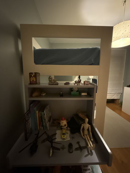 Beliche com 2 camas e Secretária