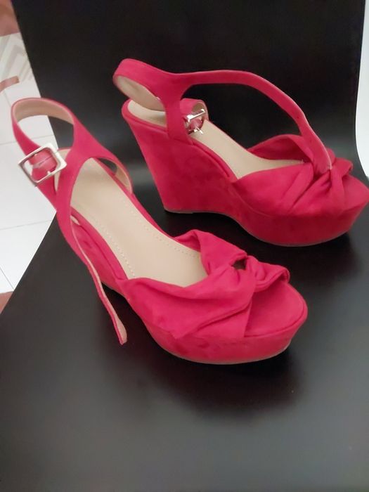 Sapatos altos vermelhos em tecido