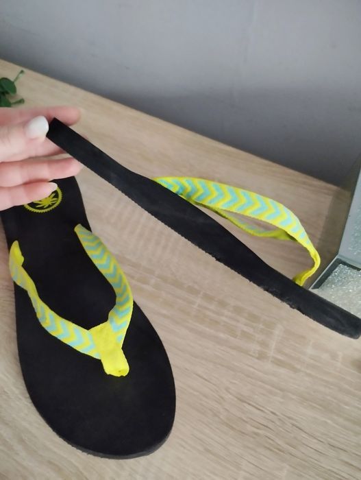 Klapki japonki z neonowymi paskami