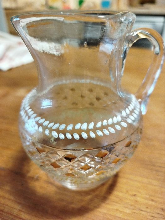 Antigo pequeno jarro de vidro