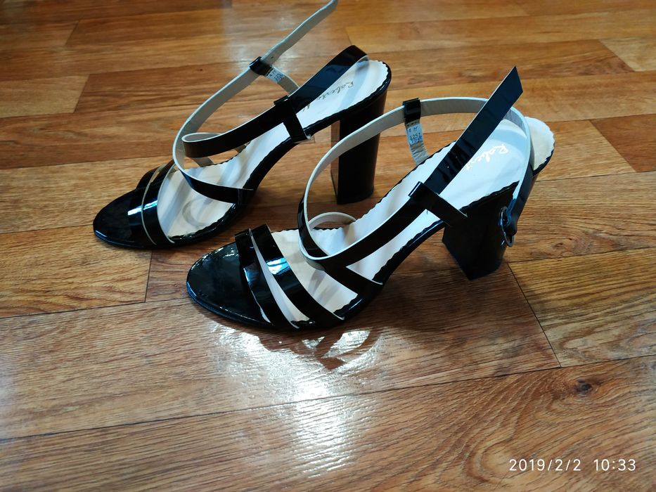 Босоножки новые кожаные