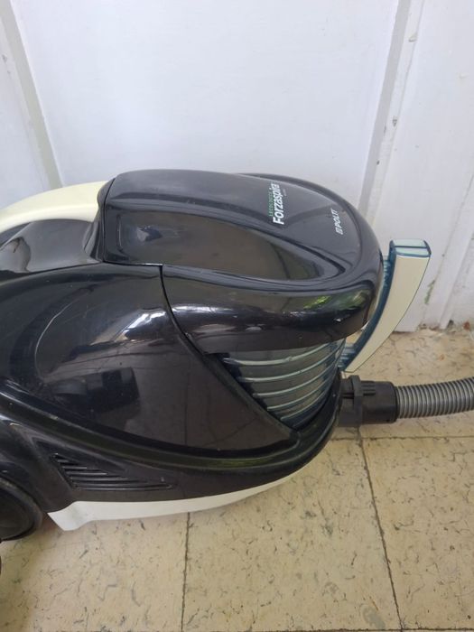 Aspirador com depósito de água