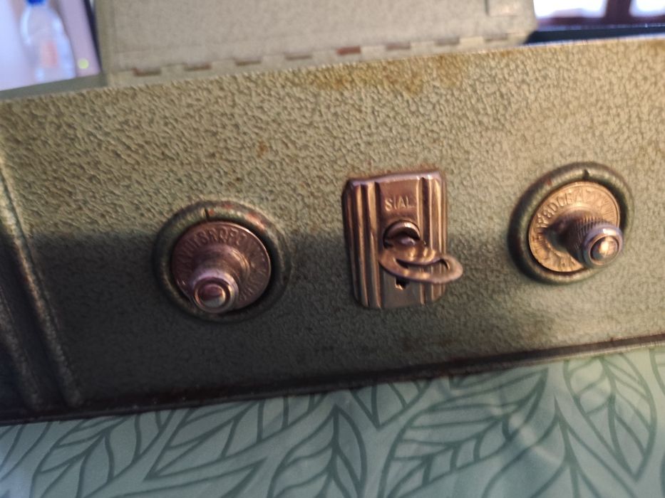 Cofre em ferro  com código