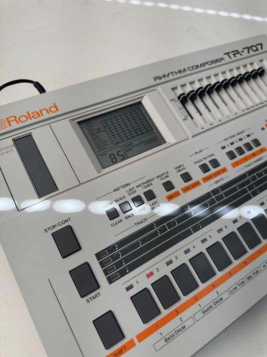 Roland    TR-707