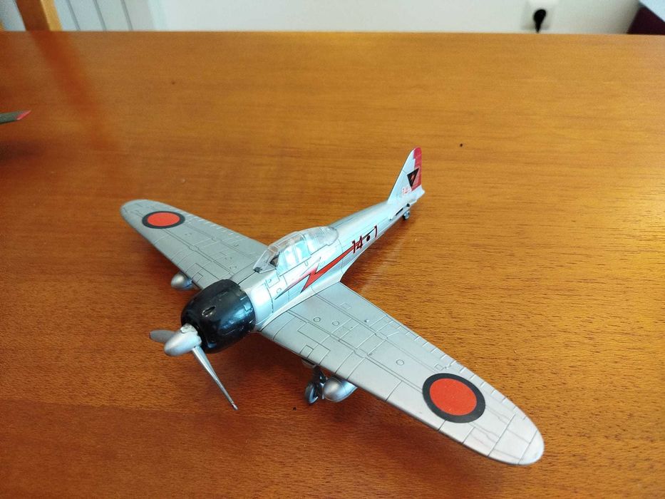 Lote de 5 miniaturas de Aviões Militares
