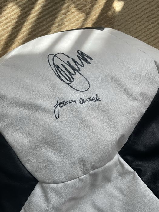 Duża piłka w kształcie pufa