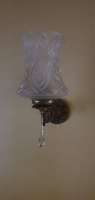 Candeeiro de parede antigo – vidro trabalhado e base em metal