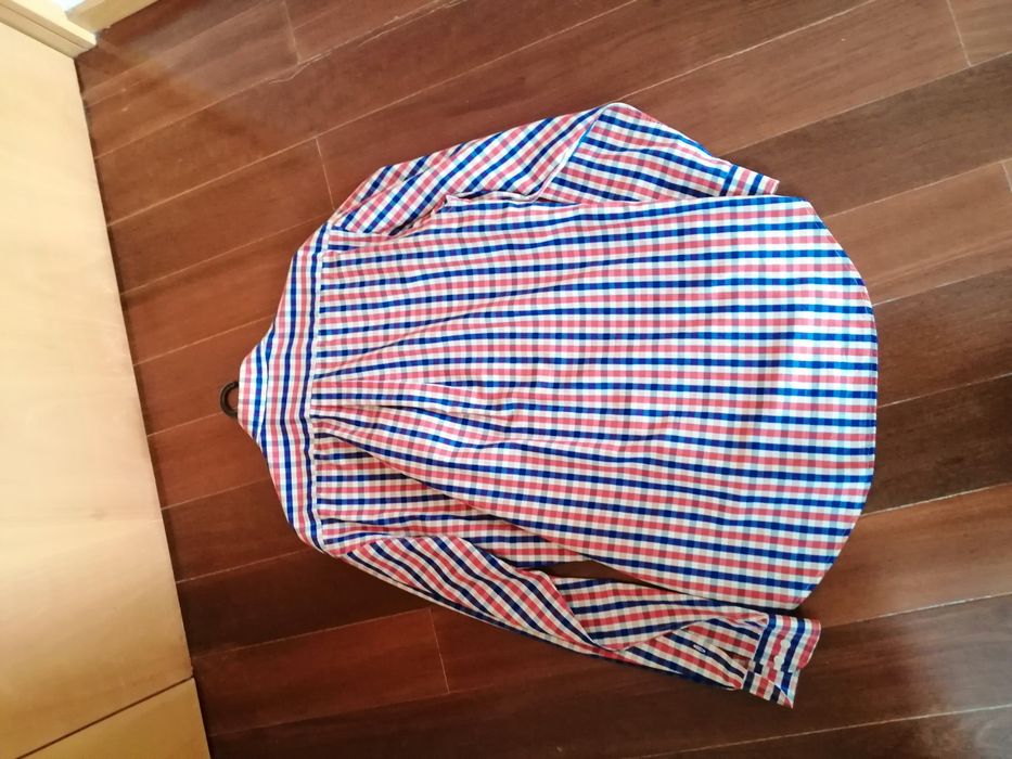 Camisa com quadrados azul e vermelho