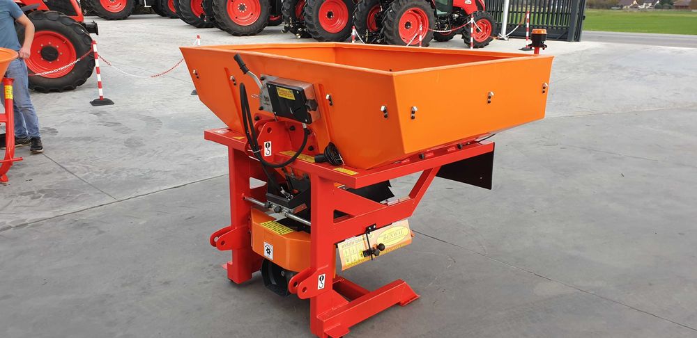 Piaskarka-posypywarka DEXWAL PK 1200 hydrauliczna z podłogą wibracyjną