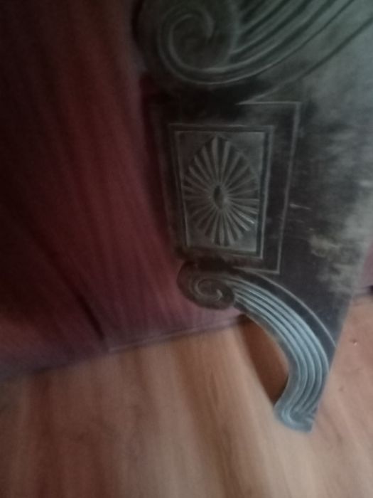Vendo uma peça decorativa em madeira, trabalhada.