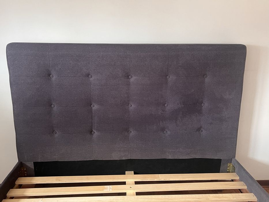 Cama de casal estofada com colchão (160x200).