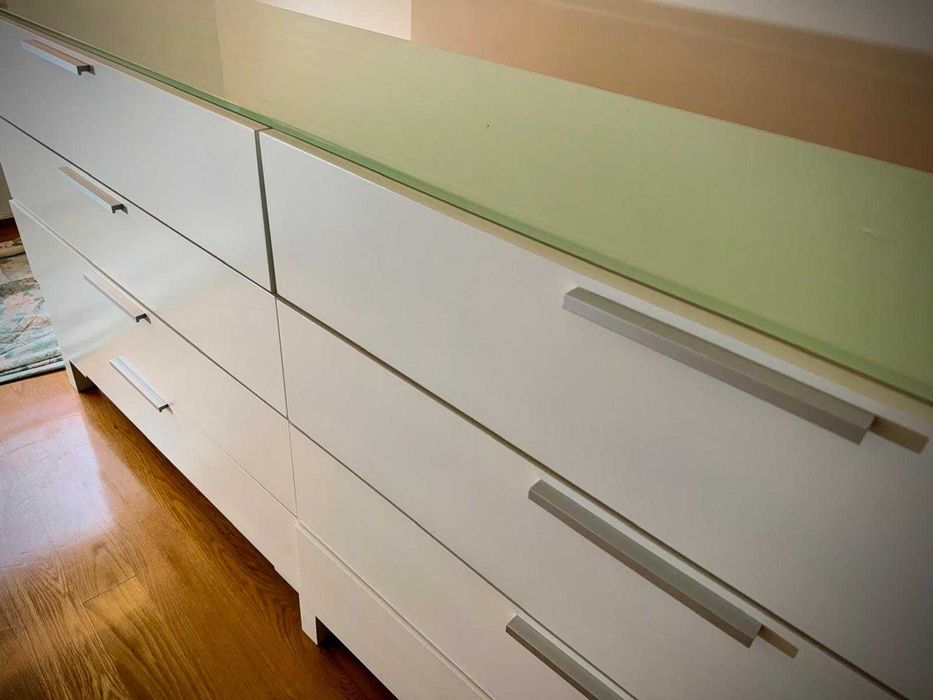 Cómoda 8 gavetas + mesa de cabeceira