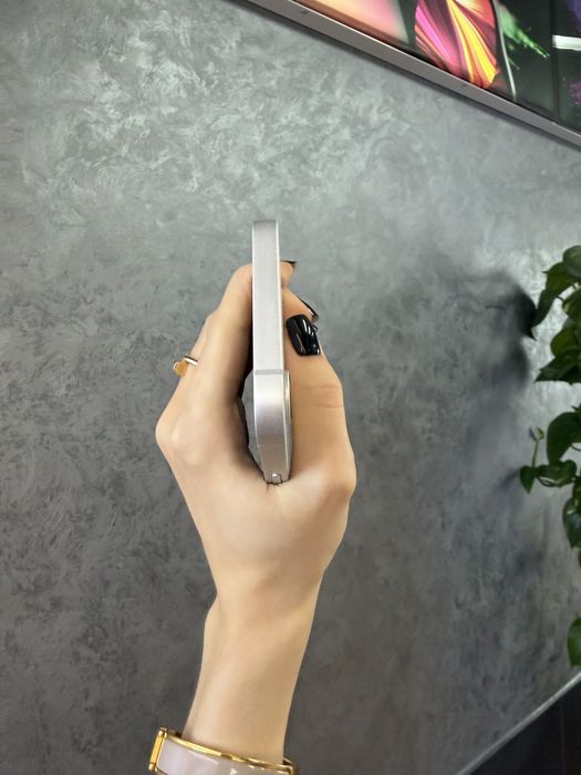 Б/у IPHONE 16e 128 White Neverlock Костюшка,5 igrand