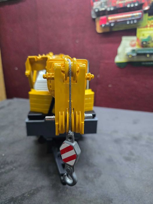 Bruder dźwig Liebherr na przyczepie do traktorów