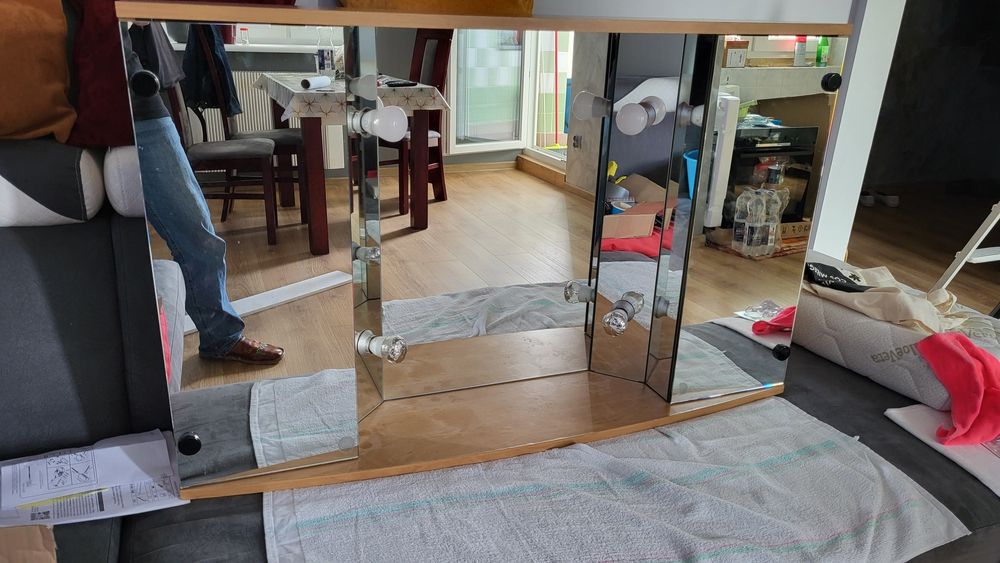 Szafka łazienkowa wisząca z lustrami i oświetlenie