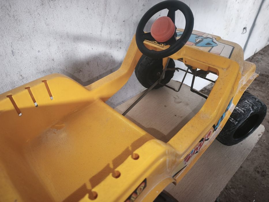 Jeep Toimsa 4x4 amarelo a pedais vintage
