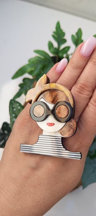 Nowa duża broszka Kobieta 3D na prezent plus gratis