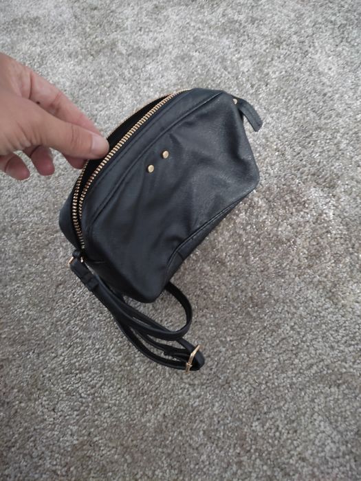 Pochete mala pequena tiracolo preta e dourada