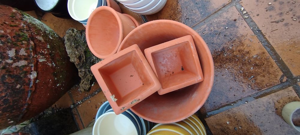 Vasos de barro e cerâmica