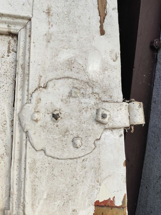 Stare drzwi wejściowe ze zdobieniami