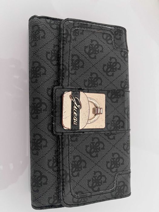 Carteira preta/cinzenta da Guess em bom estado