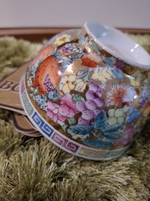 Linda taça em porcelana com um delicado padrão floral oriental.