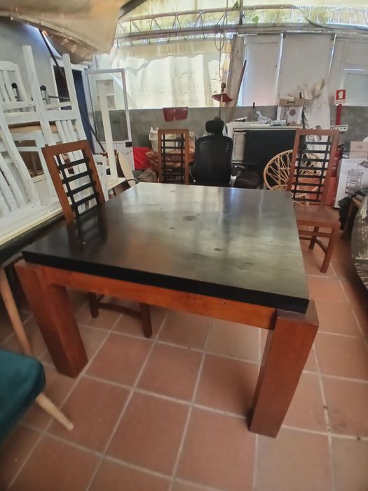 Conjunto de mesa e cadeiras