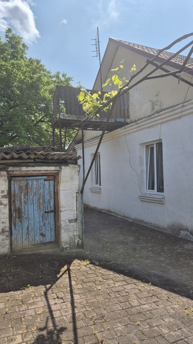 Частина будинку біля озера