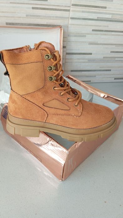 Bota em camurça, camel