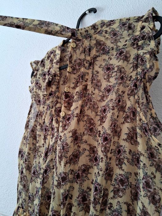 Vestido Lefties e vestido Stradivarius.