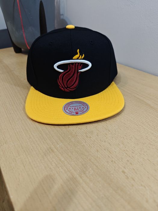 Miami Heat Core Basics Black/Yellow Snapback - Mitchell & Ness