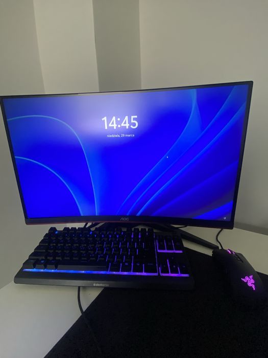 Komputer stacjonarny z monitorem i gratisami