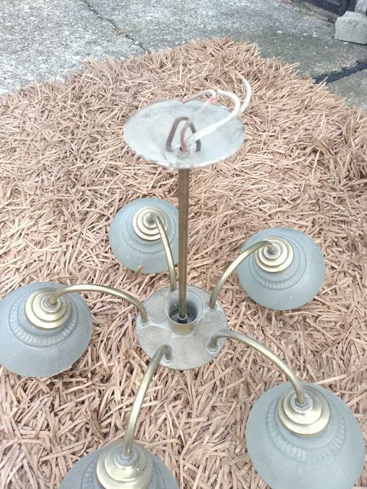 stary żyrandol ze szklanymi kloszami