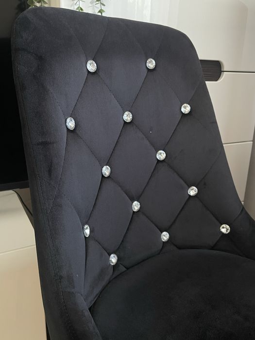 Piekne czarne welurowe krzesło z diamencikami w stylu glamour